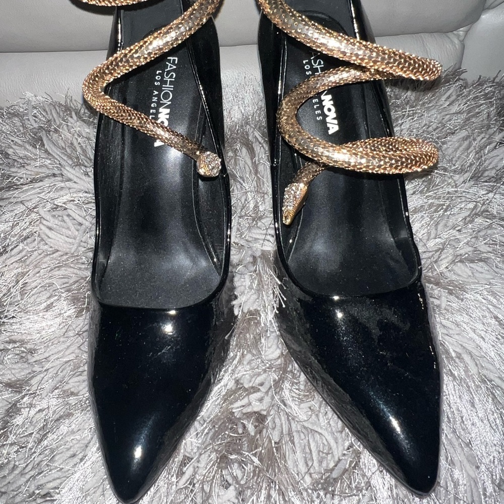 Black pump with gold snake anklet! 😍 size 11.